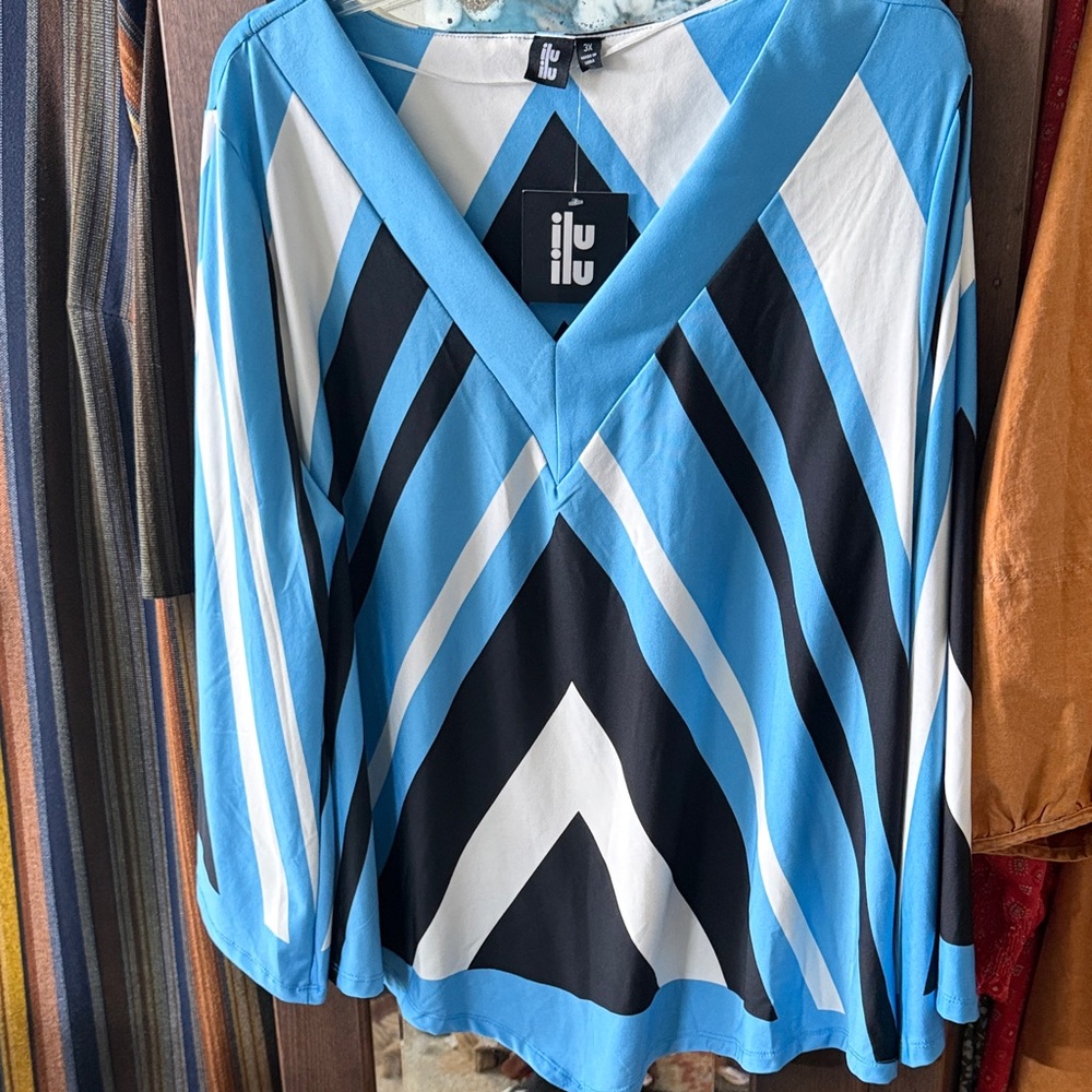 NWT Blue and white striped flattering top - fits like 1X